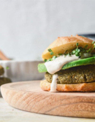 BURGER ΜΕ ΚΟΥΝΟΥΠΙΔΙ ΡΕΒΥΘΙΑ & ΤΣΑΙ ΜΑΤΣΑ